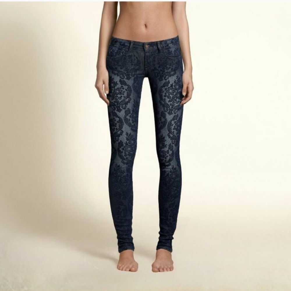 🍄3/$20🍄TRENDY HOLLISTER velvet floral print jeans